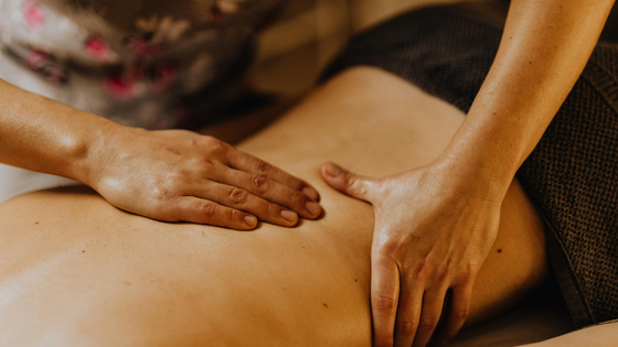 massagem nas costas mãos