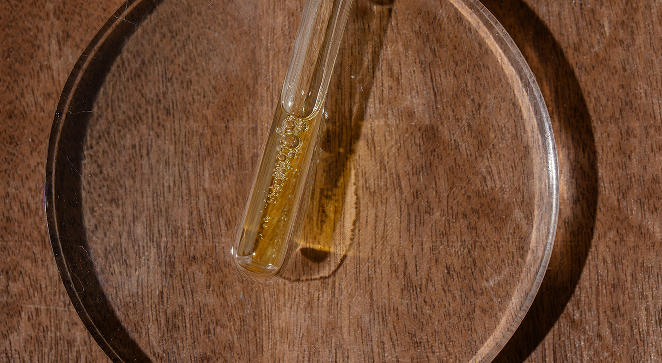 Pele e Óleo: Por que a Sua Pele Precisa de Óleos Vegetais no Skincare